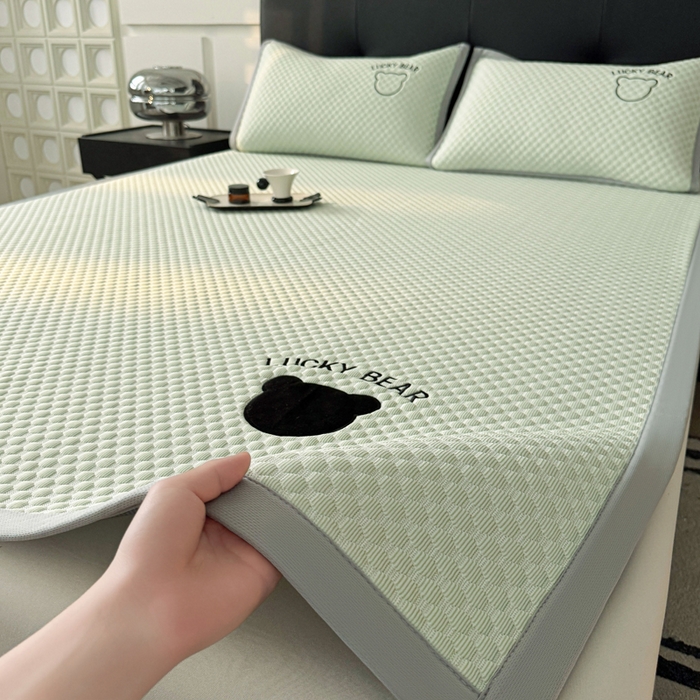 91家纺网 家纺一手货源 找家纺 梵朴 2025新款直播贴布刺绣凉感凉豆豆凉席席子三件套空调软席-幸运熊系列 幸运熊-绿