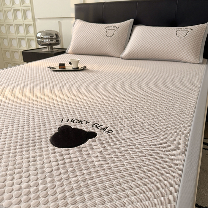 91家纺网 家纺一手货源 找家纺 梵朴 2025新款直播贴布刺绣凉感凉豆豆凉席席子三件套空调软席-幸运熊系列 幸运熊-咖