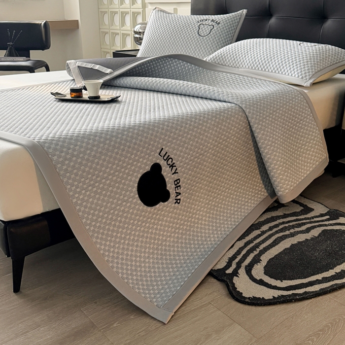 91家纺网 家纺一手货源 找家纺 梵朴 2025新款直播贴布刺绣凉感凉豆豆凉席席子三件套空调软席-幸运熊系列 幸运熊-深灰