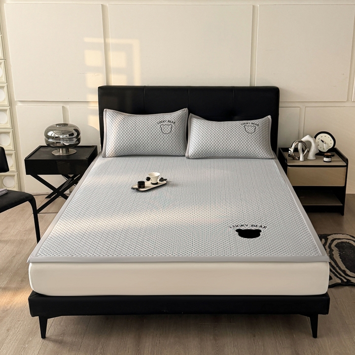 91家纺网 家纺一手货源 找家纺 梵朴 2025新款直播贴布刺绣凉感凉豆豆凉席席子三件套空调软席-幸运熊系列 幸运熊-深灰