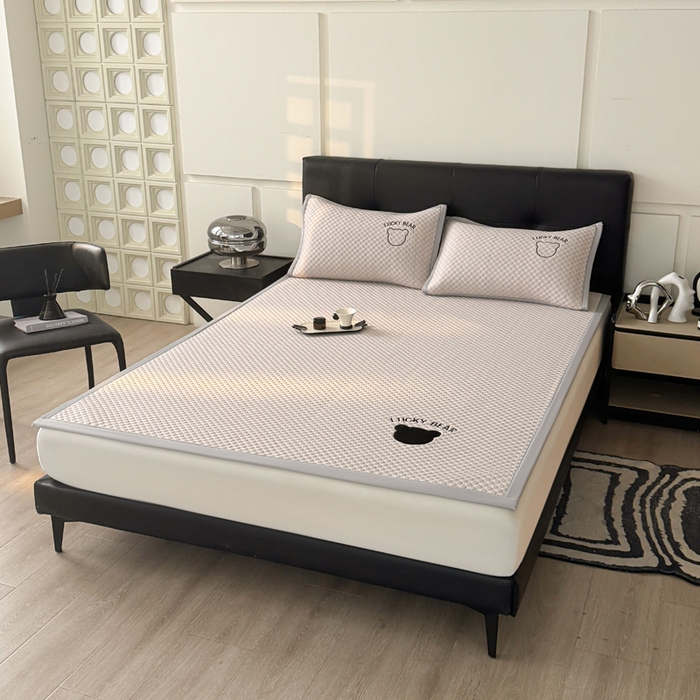 91家纺网 家纺一手货源 找家纺 梵朴 2025新款直播贴布刺绣凉感凉豆豆凉席席子三件套空调软席-幸运熊系列 幸运熊-咖