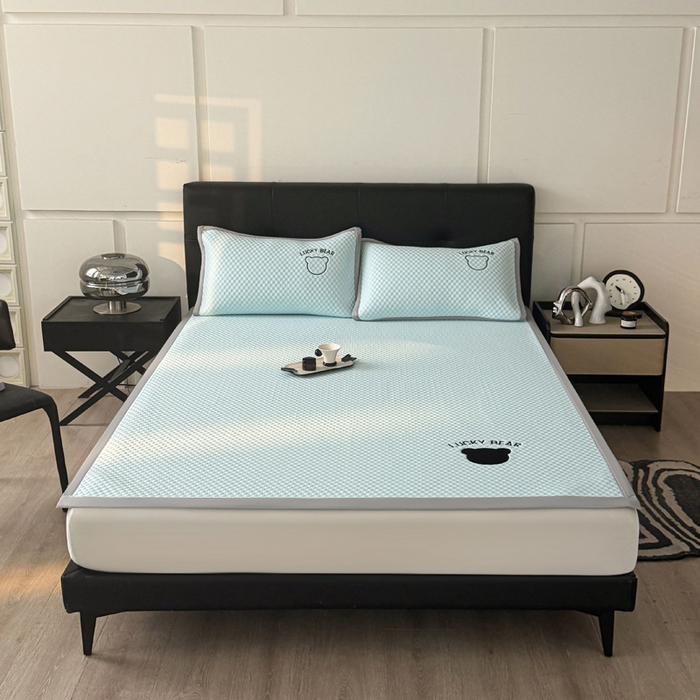 91家纺网 家纺一手货源 找家纺 梵朴 2025新款直播贴布刺绣凉感凉豆豆凉席席子三件套空调软席-幸运熊系列 幸运熊-蓝