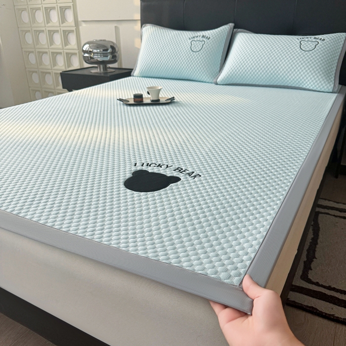 91家纺网 家纺一手货源 找家纺 梵朴 2025新款直播贴布刺绣凉感凉豆豆凉席席子三件套空调软席-幸运熊系列 幸运熊-蓝