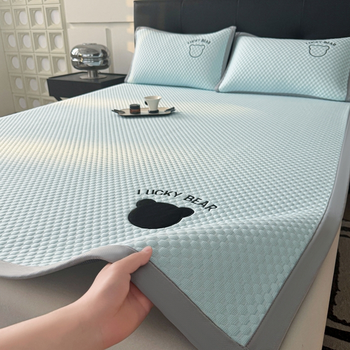 91家纺网 家纺一手货源 找家纺 梵朴 2025新款直播贴布刺绣凉感凉豆豆凉席席子三件套空调软席-幸运熊系列 幸运熊-蓝