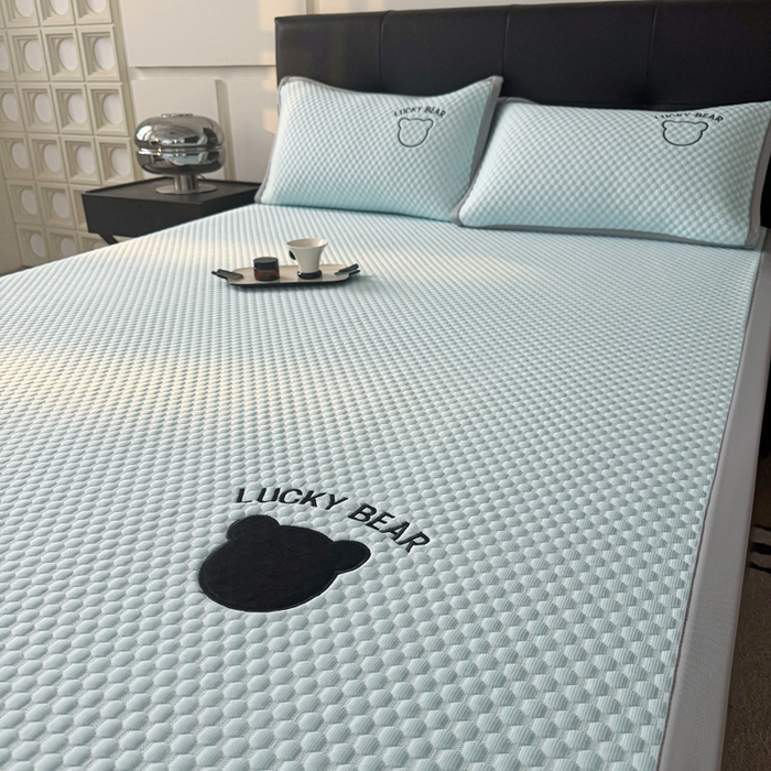 91家纺网 家纺一手货源 找家纺 梵朴 2025新款直播贴布刺绣凉感凉豆豆凉席席子三件套空调软席-幸运熊系列 幸运熊-蓝