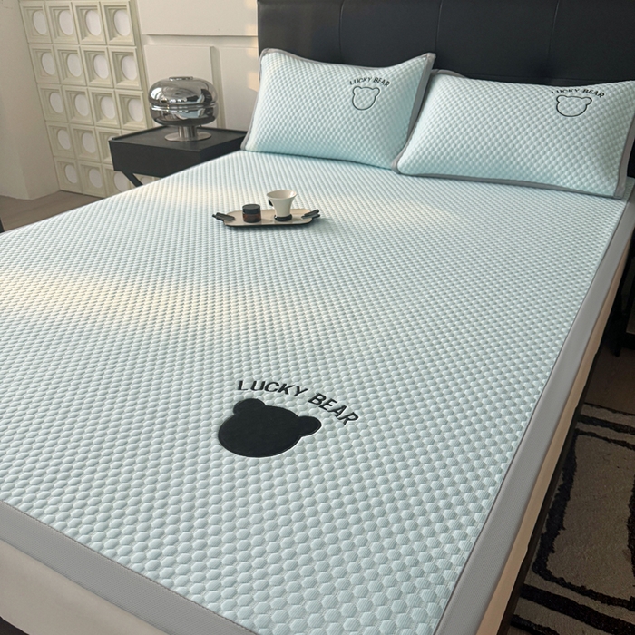 91家纺网 家纺一手货源 找家纺 梵朴 2025新款直播贴布刺绣凉感凉豆豆凉席席子三件套空调软席-幸运熊系列 幸运熊-蓝