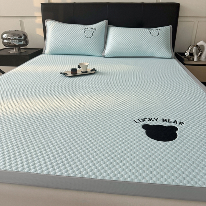 91家纺网 家纺一手货源 找家纺 梵朴 2025新款直播贴布刺绣凉感凉豆豆凉席席子三件套空调软席-幸运熊系列 幸运熊-蓝