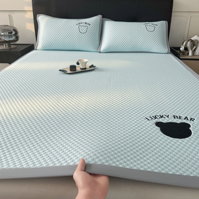 91家纺网 家纺一手货源 找家纺 梵朴 2025新款直播贴布刺绣凉感凉豆豆凉席席子三件套空调软席-幸运熊系列 幸运熊-蓝
