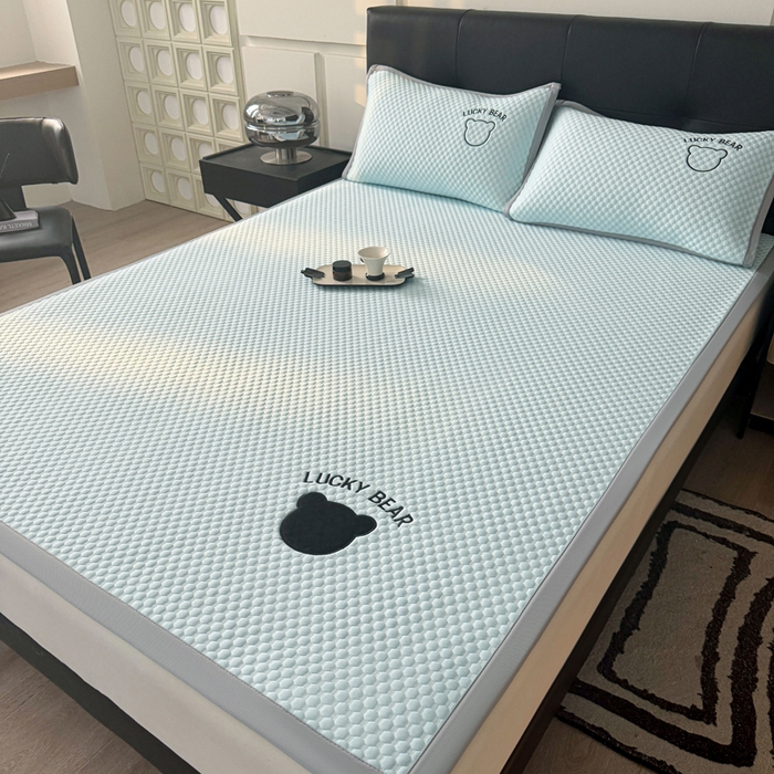 91家纺网 家纺一手货源 找家纺 梵朴 2025新款直播贴布刺绣凉感凉豆豆凉席席子三件套空调软席-幸运熊系列 幸运熊-蓝