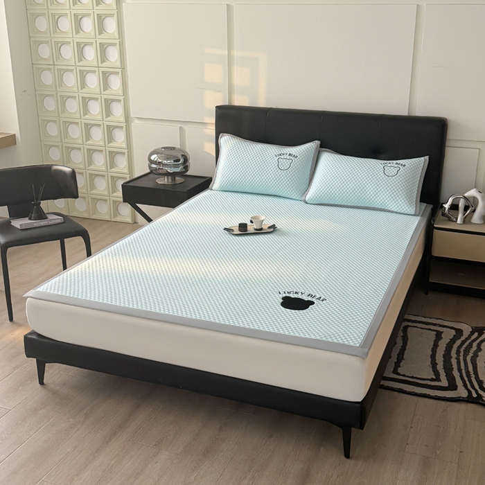 91家纺网 家纺一手货源 找家纺 梵朴 2025新款直播贴布刺绣凉感凉豆豆凉席席子三件套空调软席-幸运熊系列 幸运熊-蓝