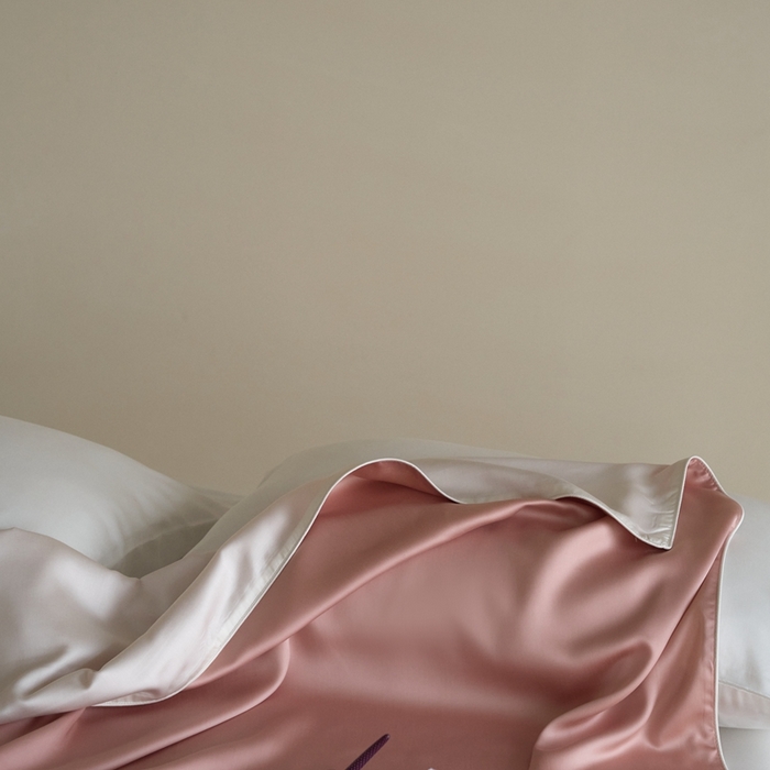 91家纺网 家纺一手货源 找家纺 沐晴家纺 2025新款60纯色兰精天丝休闲盖毯嵌绳工艺天丝毯-风格二 桃之夭夭