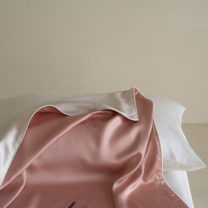 91家纺网 家纺一手货源 找家纺 沐晴家纺 2025新款60纯色兰精天丝休闲盖毯嵌绳工艺天丝毯-风格二 桃之夭夭