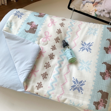 91家纺网 家纺一手货源 找家纺 桃喜2025新A类 “冰纱”双拼凉感双层纱锦氨夏被夏凉被空调被实拍图 夏被-费尔岛狗狗蓝