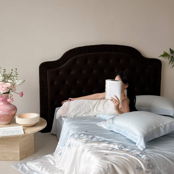 91家纺网 家纺一手货源 找家纺 佳汐蓝2025新款60兰精天丝+绣花 花沐语四件套券后不低于398元/418 花沐语-蓝色