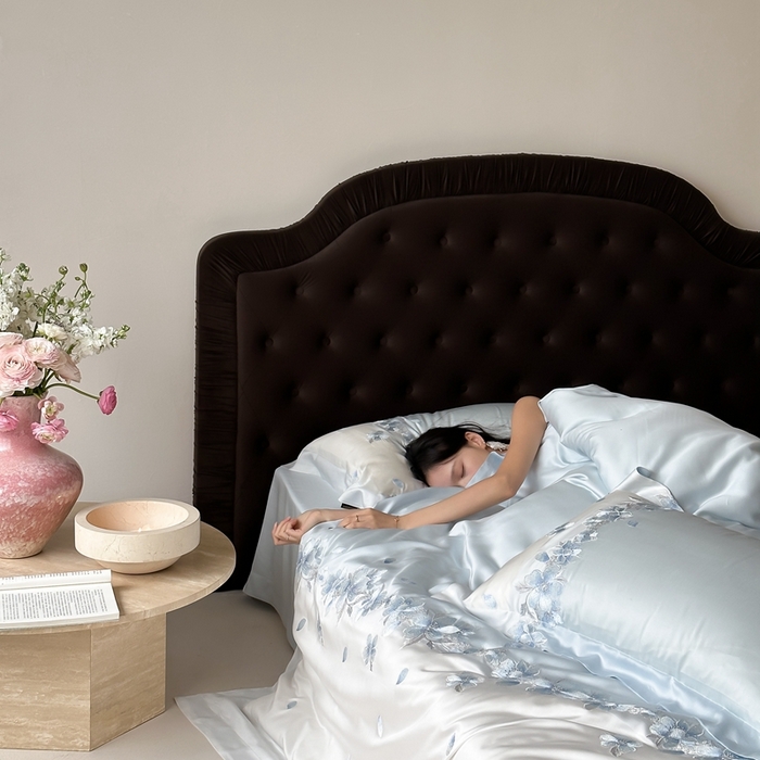 91家纺网 家纺一手货源 找家纺 佳汐蓝2025新款60兰精天丝+绣花 花沐语四件套券后不低于398元/418 花沐语-蓝色