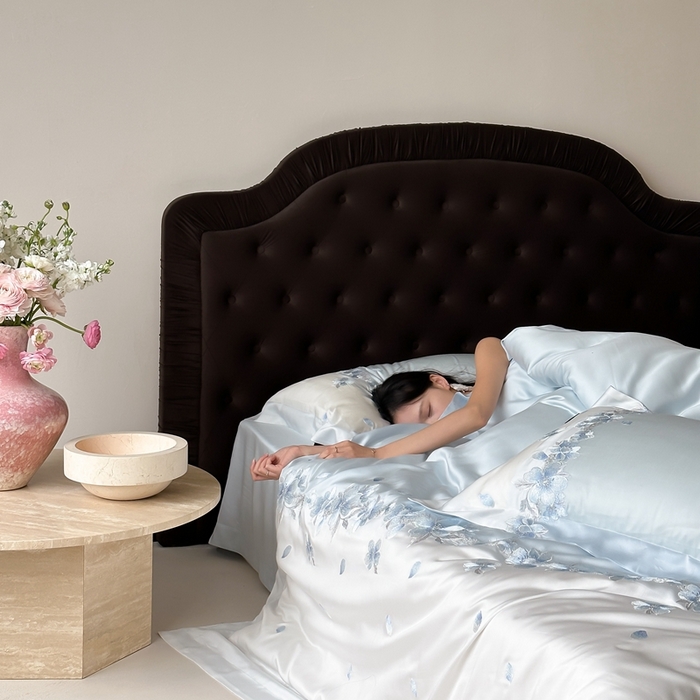 91家纺网 家纺一手货源 找家纺 佳汐蓝2025新款60兰精天丝+绣花 花沐语四件套券后不低于398元/418 花沐语-蓝色