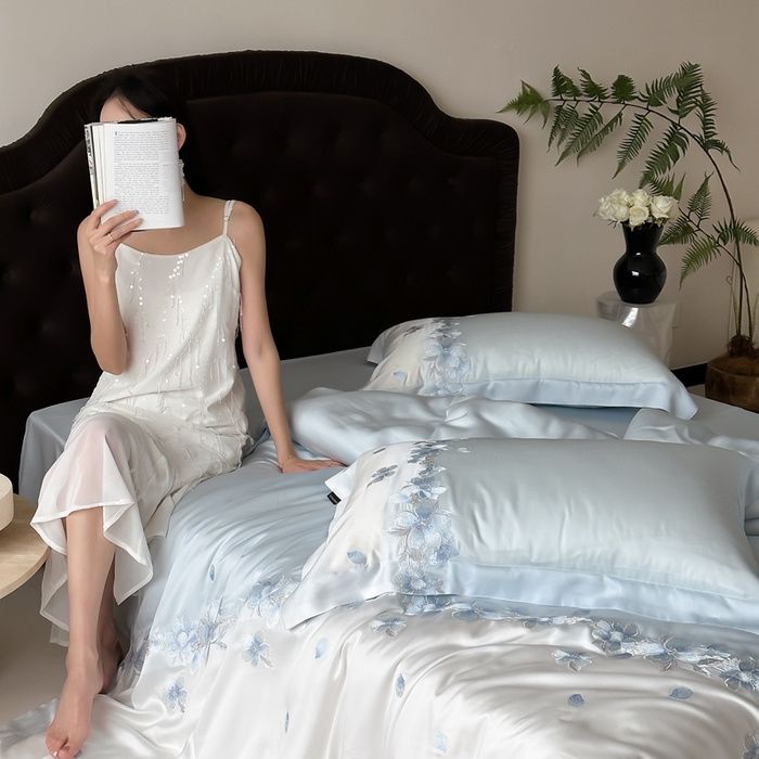 91家纺网 家纺一手货源 找家纺 佳汐蓝2025新款60兰精天丝+绣花 花沐语四件套券后不低于398元/418 花沐语-蓝色