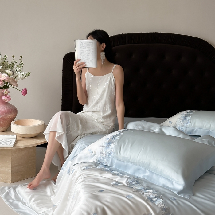 91家纺网 家纺一手货源 找家纺 佳汐蓝2025新款60兰精天丝+绣花 花沐语四件套券后不低于398元/418 花沐语-蓝色