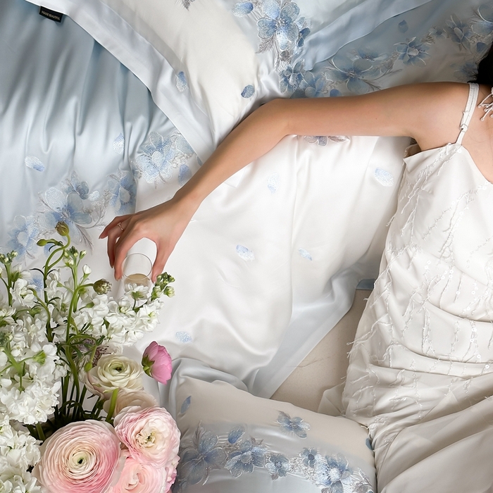 91家纺网 家纺一手货源 找家纺 佳汐蓝2025新款60兰精天丝+绣花 花沐语四件套券后不低于398元/418 花沐语-蓝色