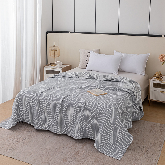 91家纺网 家纺一手货源 找家纺 卡奥家纺 2025新款水洗全棉四层纱盖毯毛巾被夏凉被  时光-灰