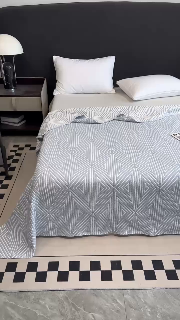 91家纺网 家纺一手货源 找家纺 卡奥家纺 2025新款水洗全棉四层纱盖毯毛巾被夏凉被  时光-灰