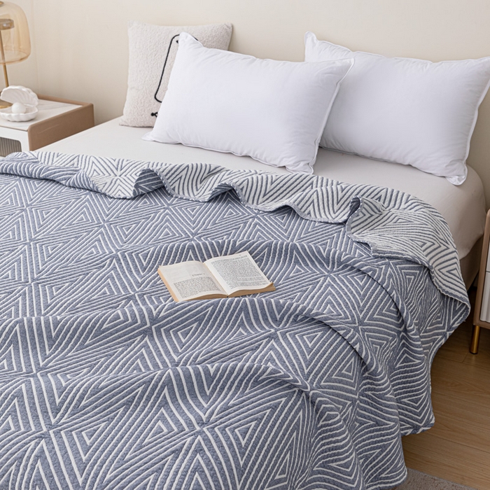 91家纺网 家纺一手货源 找家纺 卡奥家纺 2025新款水洗全棉四层纱盖毯毛巾被夏凉被  时光-蓝