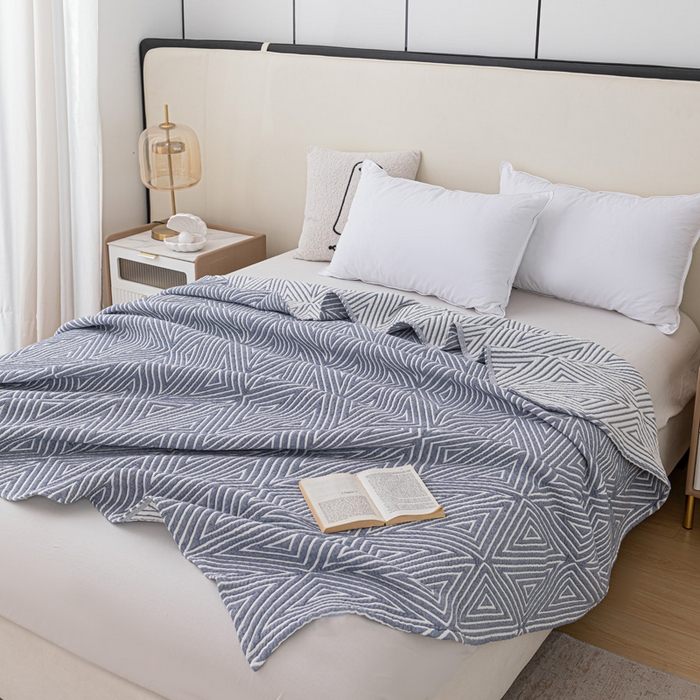 91家纺网 家纺一手货源 找家纺 卡奥家纺 2025新款水洗全棉四层纱盖毯毛巾被夏凉被  时光-蓝