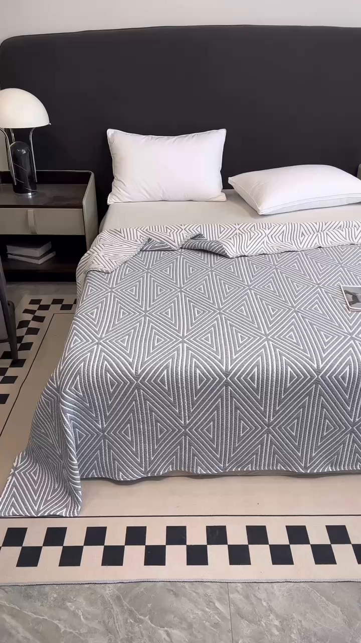 91家纺网 家纺一手货源 找家纺 卡奥家纺 2025新款水洗全棉四层纱盖毯毛巾被夏凉被  时光-蓝