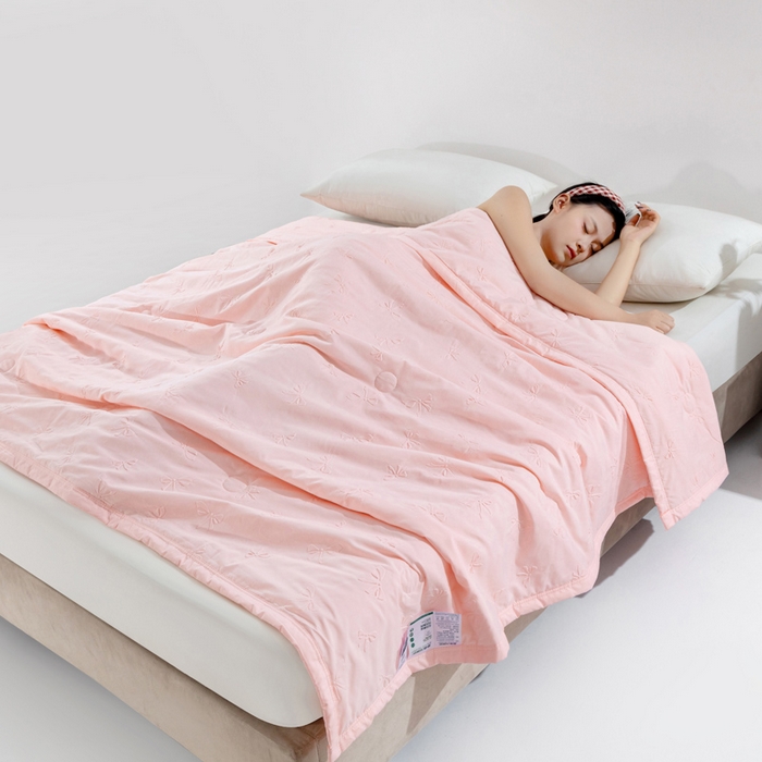 91家纺网 家纺一手货源 找家纺 宝宝纱2025新款5D压花针织水洗棉夏被 半夏粉