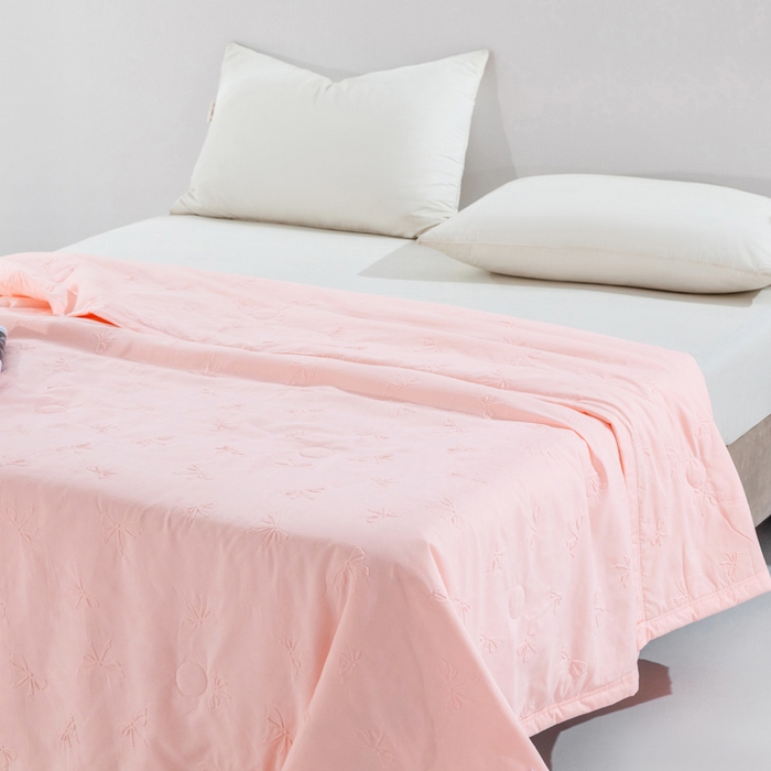 91家纺网 家纺一手货源 找家纺 宝宝纱2025新款5D压花针织水洗棉夏被 半夏粉