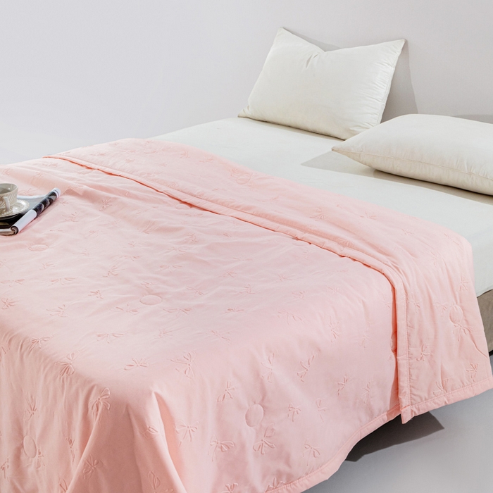 91家纺网 家纺一手货源 找家纺 宝宝纱2025新款5D压花针织水洗棉夏被 半夏粉