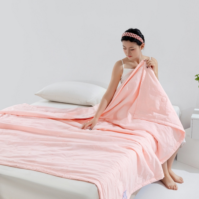 91家纺网 家纺一手货源 找家纺 宝宝纱2025新款5D压花针织水洗棉夏被 半夏粉