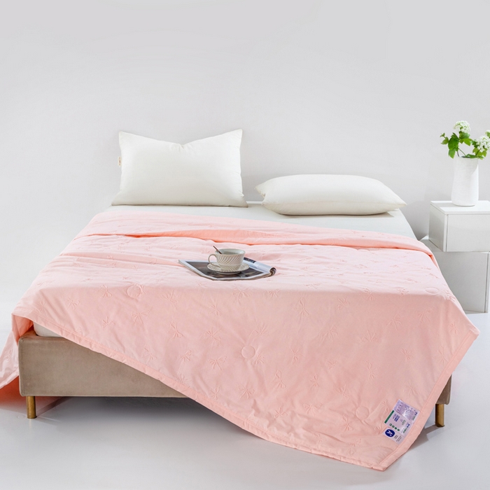 91家纺网 家纺一手货源 找家纺 宝宝纱2025新款5D压花针织水洗棉夏被 半夏粉