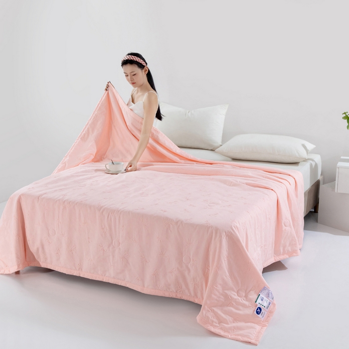 91家纺网 家纺一手货源 找家纺 宝宝纱2025新款5D压花针织水洗棉夏被 半夏粉