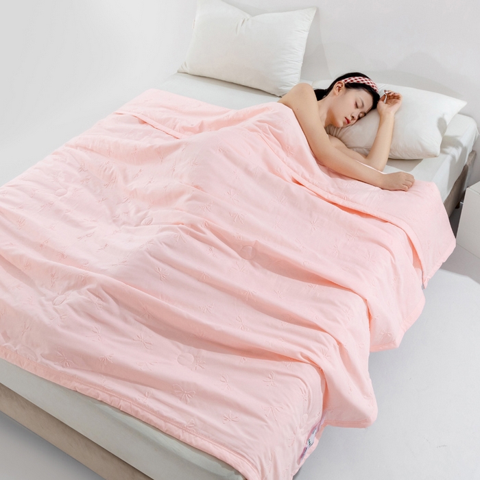 91家纺网 家纺一手货源 找家纺 宝宝纱2025新款5D压花针织水洗棉夏被 半夏粉