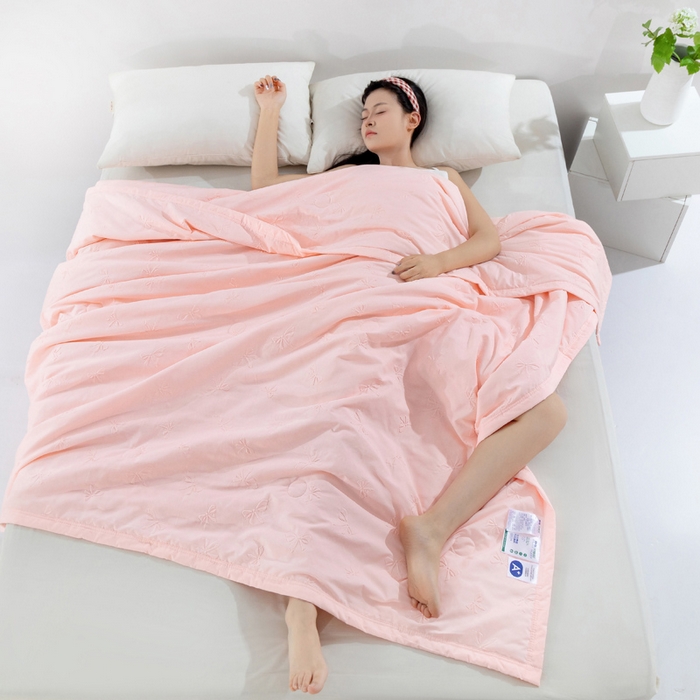 91家纺网 家纺一手货源 找家纺 宝宝纱2025新款5D压花针织水洗棉夏被 半夏粉