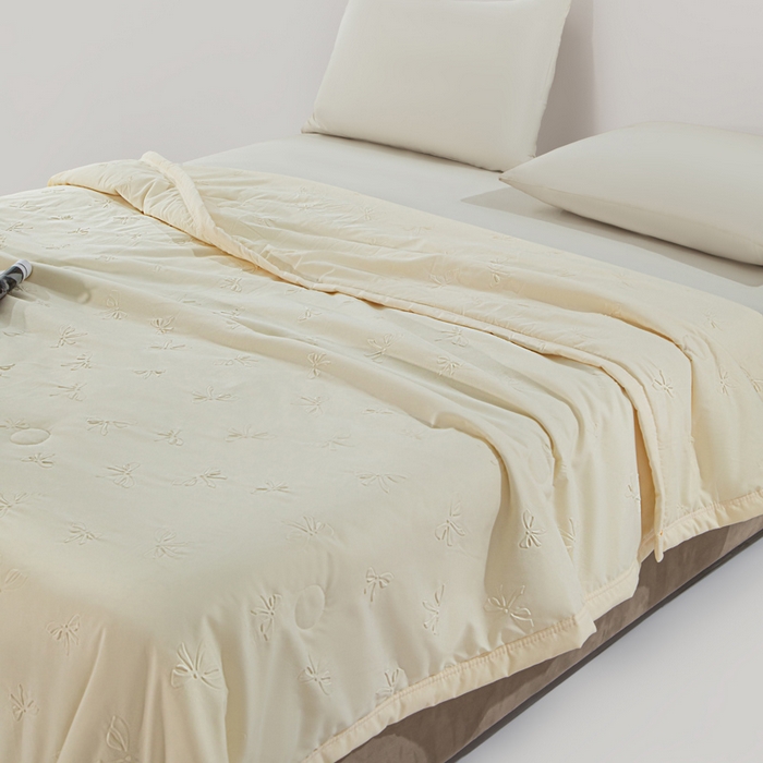 91家纺网 家纺一手货源 找家纺 宝宝纱2025新款5D压花针织水洗棉夏被 时予奶白