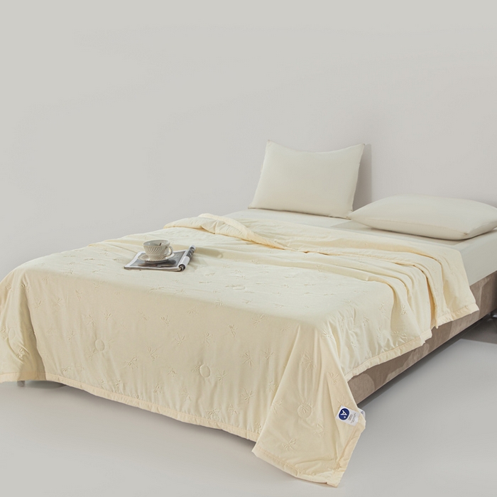 91家纺网 家纺一手货源 找家纺 宝宝纱2025新款5D压花针织水洗棉夏被 时予奶白