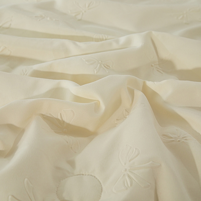 91家纺网 家纺一手货源 找家纺 宝宝纱2025新款5D压花针织水洗棉夏被 时予奶白