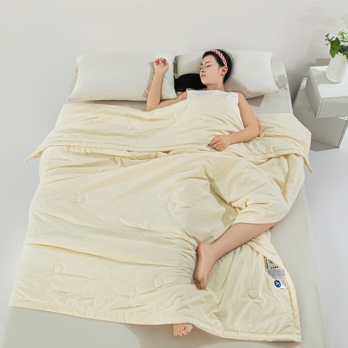 91家纺网 家纺一手货源 找家纺 宝宝纱2025新款5D压花针织水洗棉夏被 时予奶白