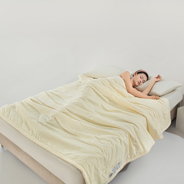 91家纺网 家纺一手货源 找家纺 宝宝纱2025新款5D压花针织水洗棉夏被 时予奶白