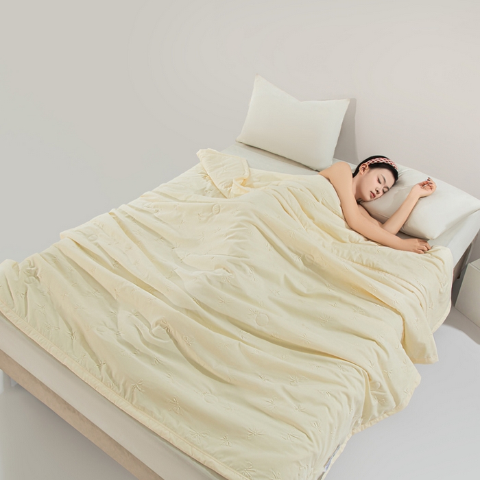 91家纺网 家纺一手货源 找家纺 宝宝纱2025新款5D压花针织水洗棉夏被 时予奶白