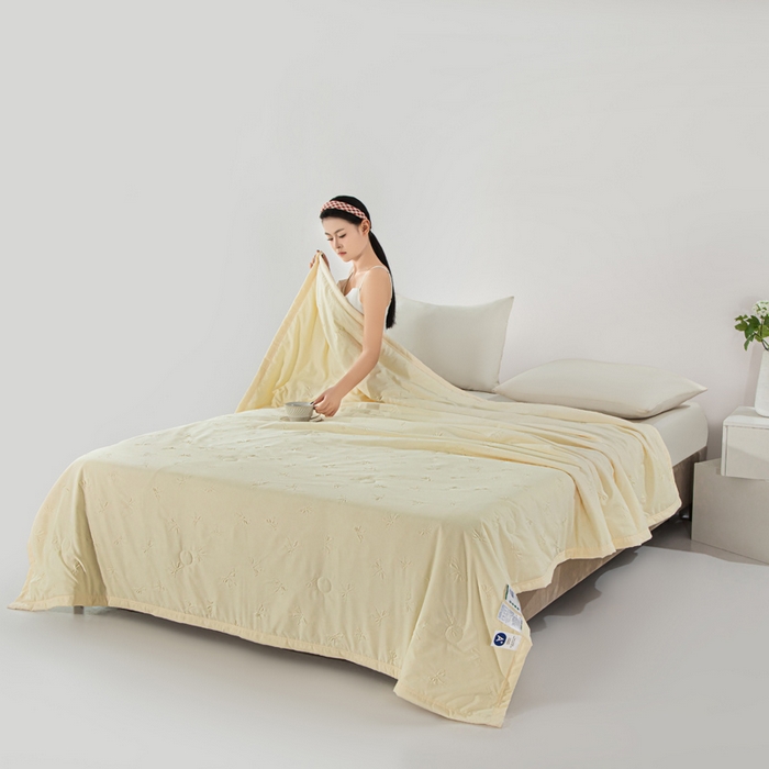 91家纺网 家纺一手货源 找家纺 宝宝纱2025新款5D压花针织水洗棉夏被 时予奶白