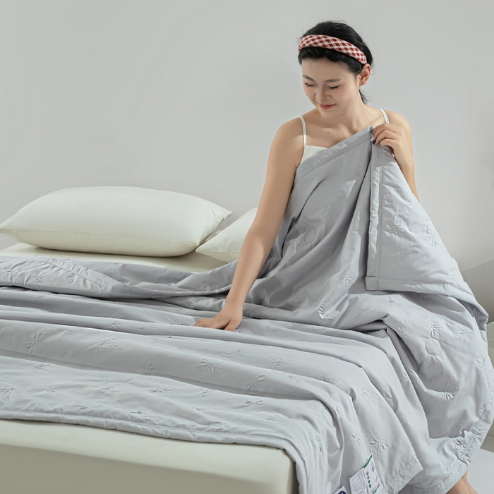 91家纺网 家纺一手货源 找家纺 宝宝纱2025新款5D压花针织水洗棉夏被 小半浅灰