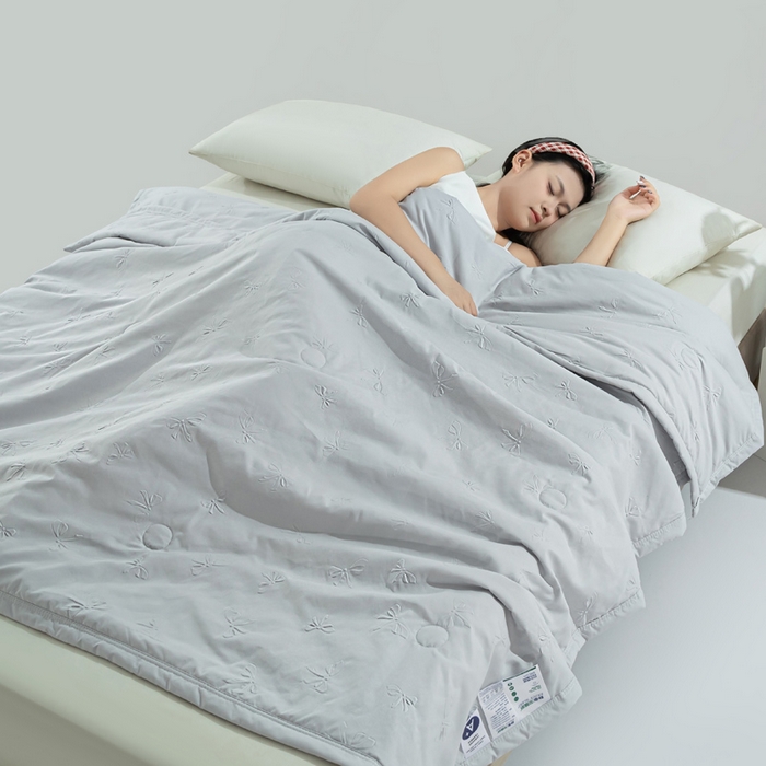 91家纺网 家纺一手货源 找家纺 宝宝纱2025新款5D压花针织水洗棉夏被 小半浅灰