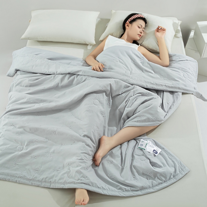 91家纺网 家纺一手货源 找家纺 宝宝纱2025新款5D压花针织水洗棉夏被 小半浅灰