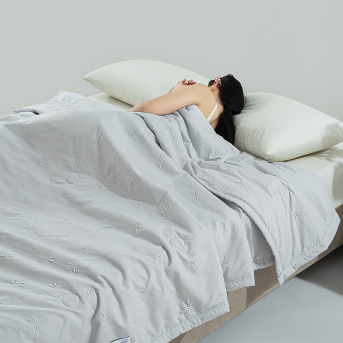 91家纺网 家纺一手货源 找家纺 宝宝纱2025新款5D压花针织水洗棉夏被 小半浅灰