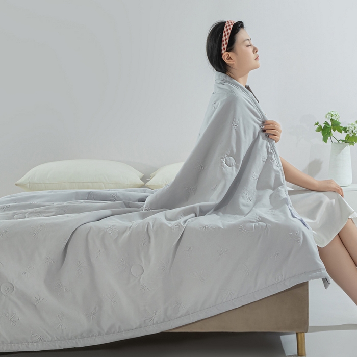 91家纺网 家纺一手货源 找家纺 宝宝纱2025新款5D压花针织水洗棉夏被 小半浅灰