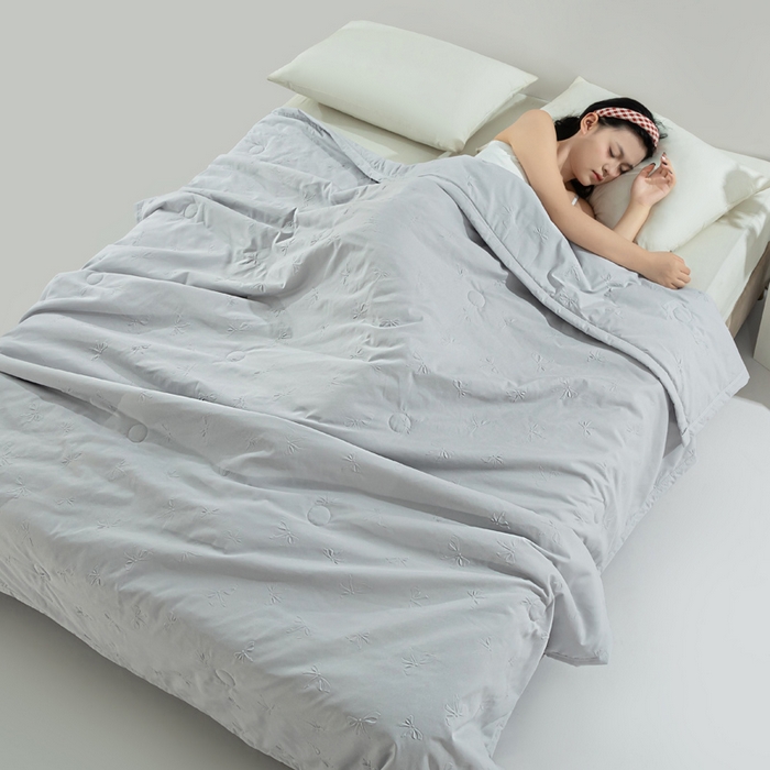 91家纺网 家纺一手货源 找家纺 宝宝纱2025新款5D压花针织水洗棉夏被 小半浅灰