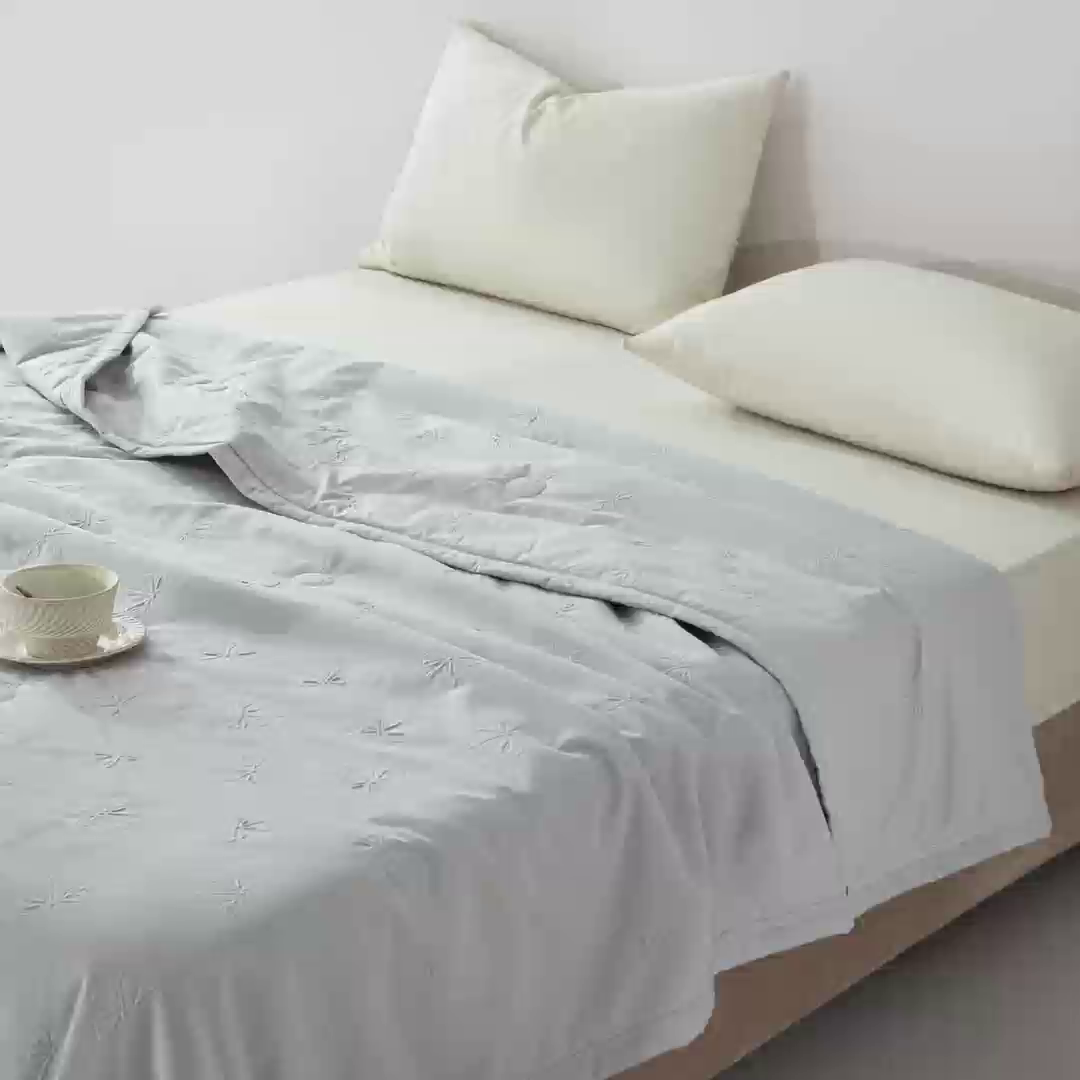 91家纺网 家纺一手货源 找家纺 宝宝纱2025新款5D压花针织水洗棉夏被 小半浅灰